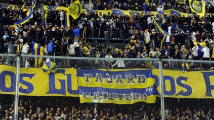 Cancha. La barra de Central con una bandera para el