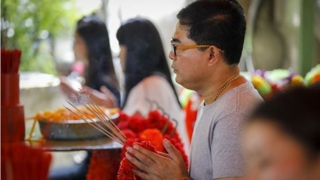 Algunas personas en Tailandia creen que haciendo cuantiosas donaciones a los templos construyen un buen karma.