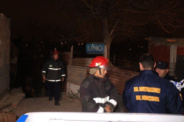Policías y Bomberos trabajan en el barrio Libertad de Paraná. Foto <b> UNO</b> Diego Arias.