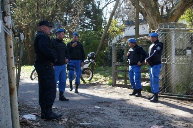 Policías en la puerta de la reserva de Santa Catalina, donde hallaron el cuerpo. Foto Mario Sayes. 