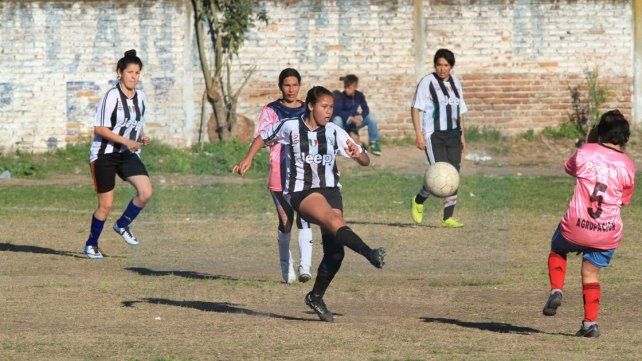 <b> Una topadora. </b>Las Pumas vencieron por 7 a 0 a Las Seguidoras y sueñan con el campeonato. Foto <b>UNO</b> Juan Ignacio Pereira