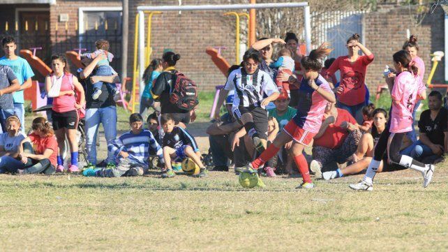 <b> Una multitud.</b> Al torneo lo siguen las familias de la zona suroeste de Paraná. Foto <b>UNO</b> Juan Ignacio Pereira