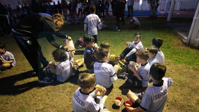 Los chicos de la categoría 2010 compartiendo la merienda. Foto <b> UNO</b> Juan Ignacio Pereira