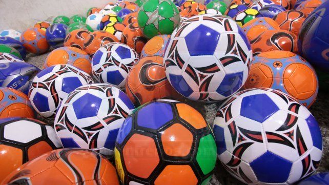 Las pelotas que fueron entregada a los jugadores de promocionales, cebollitas y escuelita del club Belgrano. Foto <b> UNO</b> Juan Ignacio Pereira