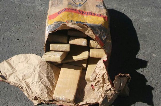 <b> 20 paquetes</b>. En el procedimiento se incautó la droga que era llevada en un auto.