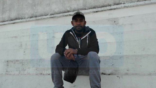 El Morro sentado en la popular que da espalda a calle Ruperto Pérez.