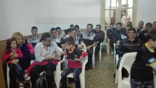 Salón principal de la Liga Paranaense de Fútbol previo a la ceremonia de entrega de kits de árbtiros a los dos chicos.