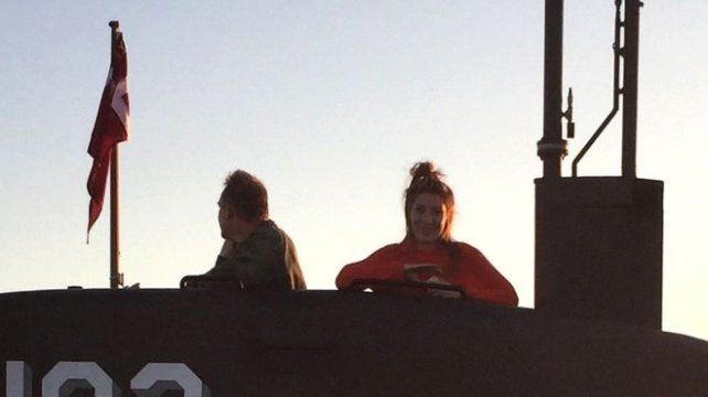 Peter Madsen y Kim Wall en el submarino. Foto BBC.
