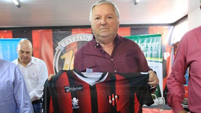 Miguel Hollman, presidente del club, posando con la camiseta tiutlar. Foto <b> UNO </b>Diego Arias
