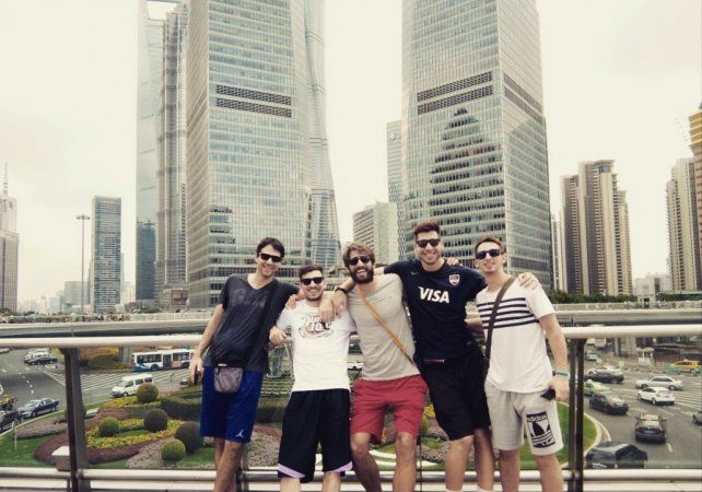 Lisandro en Shangai con sus compañeros.