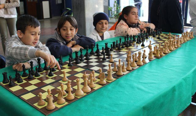 Los chicos jugando una partida simultanea en el CGE. Foto prensa CGE.