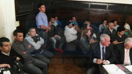 <b> Serios y preocupados</b>. Los acusados al escucharse, atinaron a apretar los puños y cerrar los ojos.