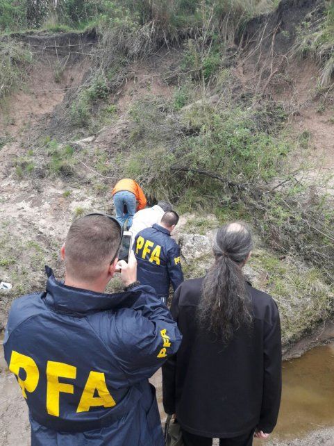 <b> El hallazgo</b>. El caparazón semienterrado fue localizado a la vera de un pequeño arroyito.